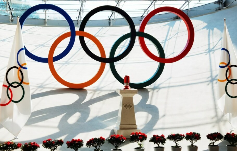 Nyala api Olimpiade untuk Olimpiade Musim Dingin 2022 dipajang di Menara Olimpiade Beijing, Tiongkok pada 20 Oktober 2021. 