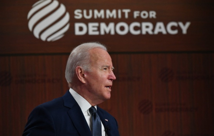 Presiden AS Joe Biden berbicara kepada perwakilan lebih dari 100 negara selama pertemuan puncak demokrasi virtual di Gedung Putih, Washington DC, AS pada Kamis 9 Desember 2021. 