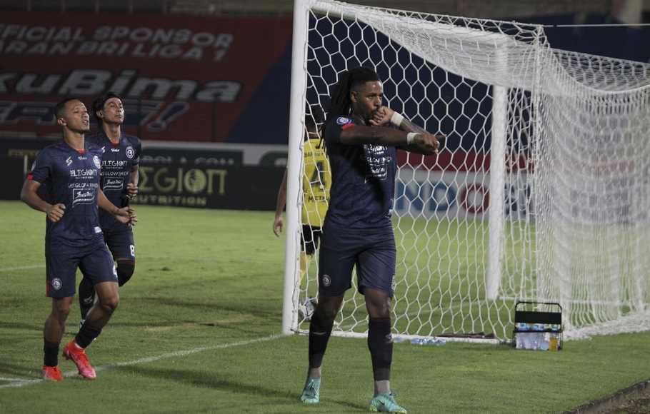 Striker Arema FC, Carlos Fortes (kanan) merayakan gol.