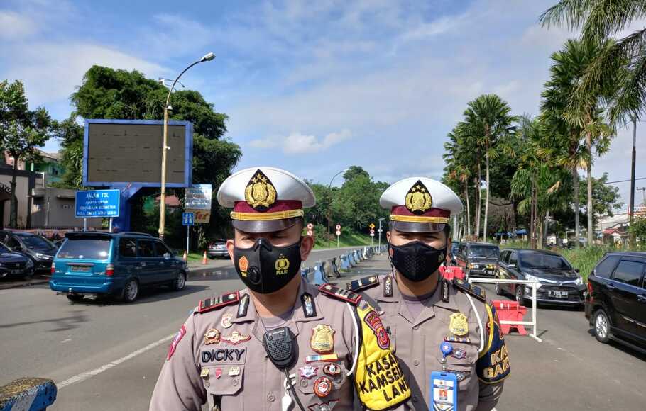 Kasat Lantas Polres Bogor, AKP Dicky Pranata saat memberikan keterangan terkait jalur Puncak, Sabtu, 11 Desember 2021. 