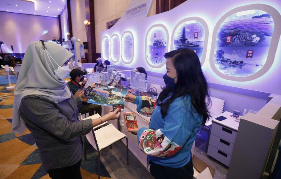 Nasabah PT Bank Negara Indonesia (Persero) Tbk. (BNI) melakukan transaksi pembeliaan tiket dengan kartu Co-brand BNI Garuda dalam pameran perjalanan wisata Garuda Indonesia Travel Fair (GATF) Hybrid 2021, Sabtu 11 Desember 2021.