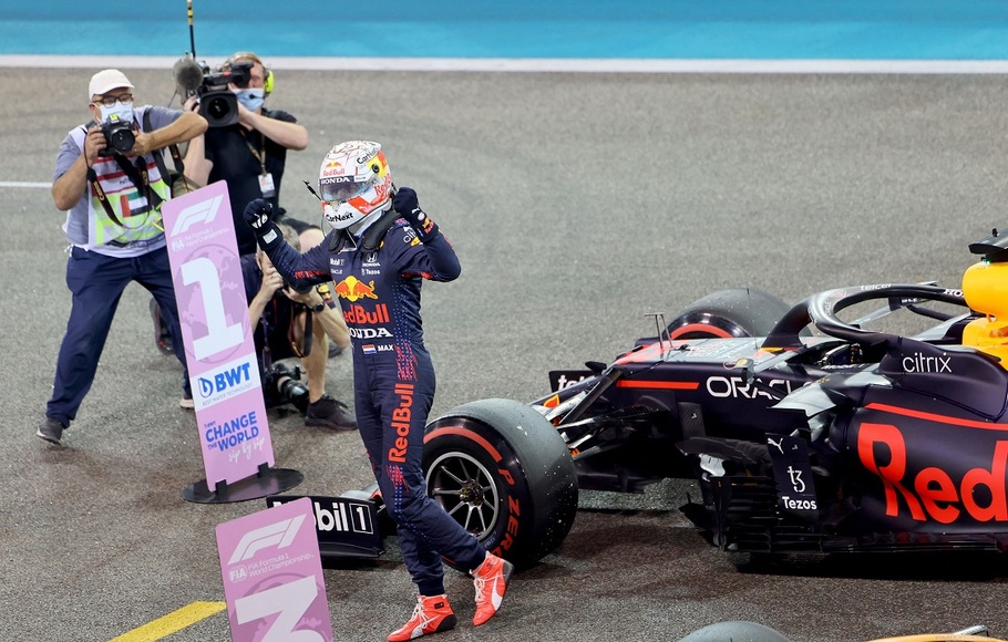 Pembalap Red Bull asal Belanda Max Verstappen melakukan selebrasi di Parc Ferme Sirkuit Yas Marina setelah merebut posisi tercepat pada sesi kualifikasi Grand Prix Formula 1 Abu Dhabi pada 11 Desember 2021. 