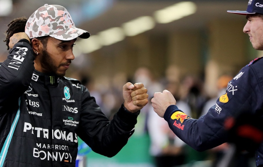 Pembalap Mercedes Lewis Hamilton (kiri) memberi ucapan selamat kepada pembalap Red Bull Max Verstappen (kanan) di Parc Ferme Sirkuit Yas Marina usai sesi kualifikasi Grand Prix Formula Satu Abu Dhabi pada 11 Desember 2021.