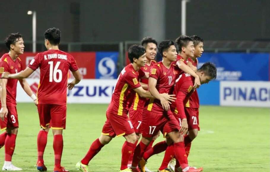 Para pemain Vietnam merayakan gol ke gawang Malaysia.