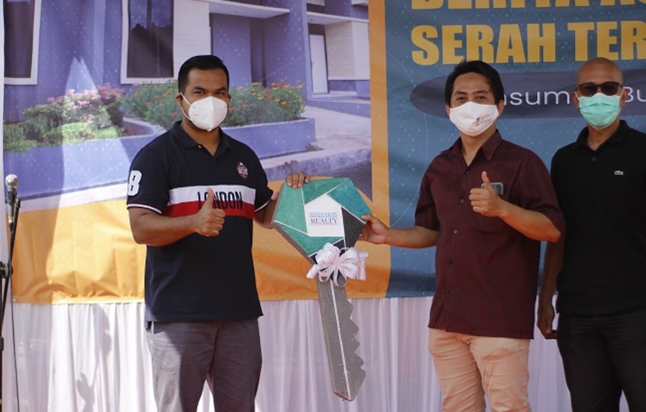 Pengembang perumahan di kota Bogor, Jawa Barat, Manakib Realty menunjukkan komitmennya kepada konsumen dengan melangsungkan Berita Acara Serah Terima (BAST) kunci di dua klaster perumahan sekaligus, Minggu, 12 Desember 2021.