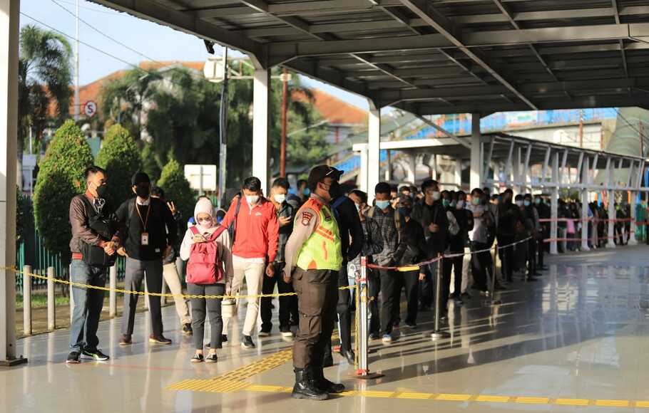 Penumpang kereta rel listrik (KRL) antre saat mau masuk Stasiun Bogor, Senin 13 Desember 2021.