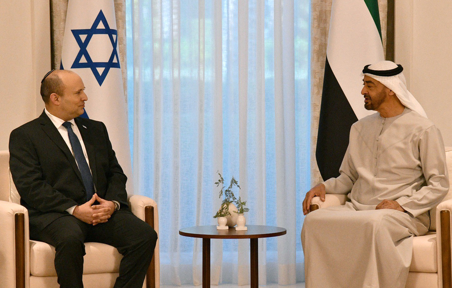 Putra Mahkota Abu Dhabi Mohammed bin Zayed Al-Nahyan (kanan) menerima kunjungan Perdana Menteri Israel Naftali Bennett di Abu Dhabi, 12 Desember 2021. 