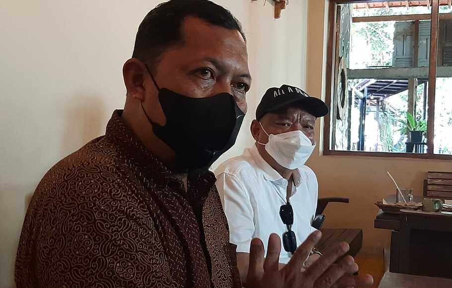 Pengacara Dadang Danie P, SH dan Konsultan Hukum AM Putut Prabantoro dalam konferensi pers, di Waroeng Klangenan, Yogyakarta, Senin, 13 Desember 2021