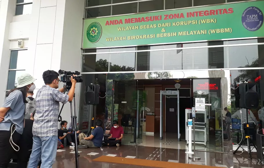 Terdakwa Munarman dihadirkan di Pengadilan Jakarta Timur saat membacakan eksepsi (nota keberatan), Rabu, 15 Desember 2021. 