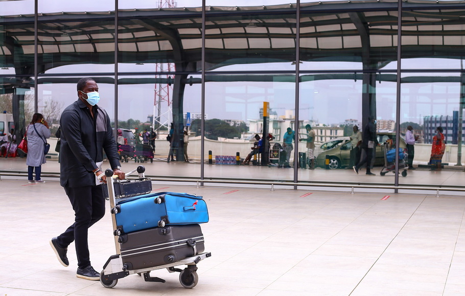 Seorang penumpang berjalan di Bandara Internasional Kotoka di Accra, Ghana.