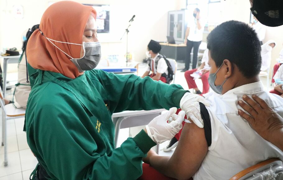 Pemkab Bekasi mulai menyelenggarakan vaksinasi anak umur 6-11 tahun, Rabu, 15 Desember 2021.