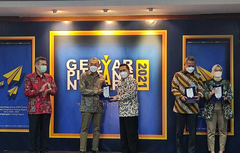 Dirjen Kekayaan Negara Kemenkeu, Rionald Silaban memberikan penghargaan kepada Ditjen Dukcapil Kemendagri dalam acara Gebyar Piutang Negara Tahun 2021 dan Pemberian Penghargaan kepada Mitra Kerja Sama DJKN, Kamis, 16 Desember 2021.
