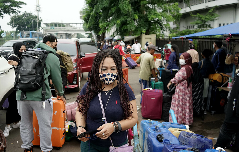 Sejumlah pekerja migran Indonesia menunggu jemputan usai menjalani karantina di Rusun Pasar Rumput, Manggarai, Jakarta Selatan, Jumat 17 Desember 2021.

