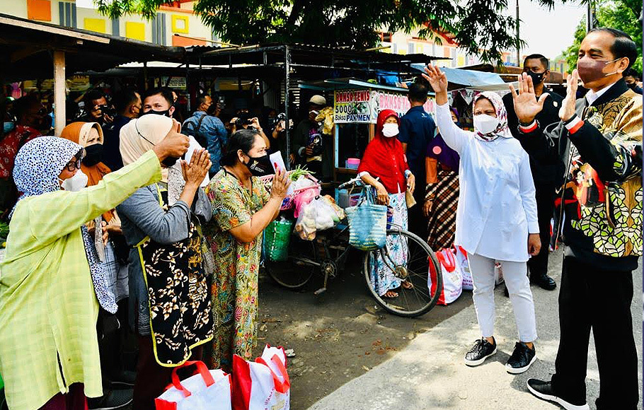 Presiden Joko Widodo dan Ibu Iriana menyambangi Pasar Mulyorejo, Kabupaten Blora, Provinsi Jawa Tengah, Jumat, 17 Desember 2021.