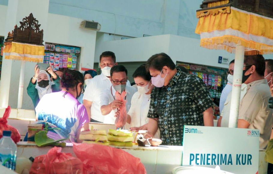 Menko Perekonomian Airlangga Hartarto didampingi sang istri Yanti Airlangga saat melakukan kunjungan ke Pasar Phula Kerti, Sanglah, Denpasar, Bali, Sabtu 18 Desember 2021.
