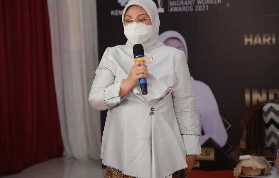 Menteri Ketenagakerjaan, Ida Fauziyah berbicara di Kantor Desa Gembongan Mekar, Kecamatan Babakan, Kabupaten Cirebon, Sabtu, 18 Desember 2021.