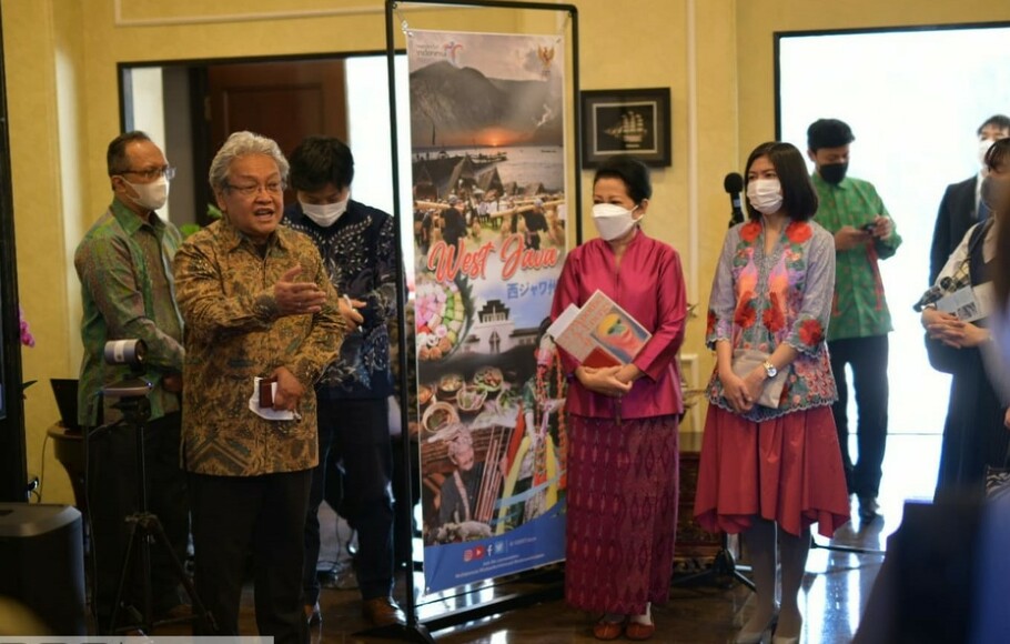 Duta Besar RI untuk Jepang dan Federasi Mikronesia, Heri Akhmadi saat membuka kegiatan promosi seni dan budaya Indonesia-Jepang secara hibrida bertema “Kenali dan Cintai Indonesia” di Tokyo, Jepang, Sabtu, 18 Desember 2021.