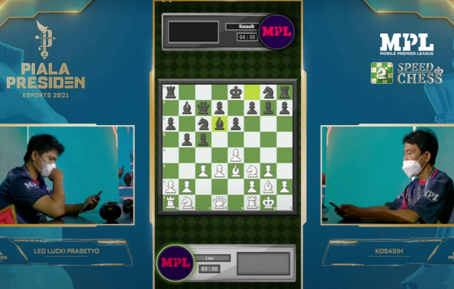 Babak grand final turnamen Speed Chess MPL di Piala Presiden eSports (PPE) 2021, untuk memperebutkan gelar Master Speed Chess MPL. Turnamen penuh strategi tersebut dimenangkan oleh Leo Lucki Prasetyo (kiri) yang berhasil mengalahkan Kosasih (kanan).