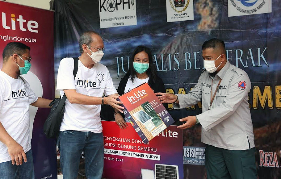 Penyerahan donasi 50 lampu sorot panel surya in-Lite kepada BPBD Jawa Timur di Posko Jurnalis Bergerak, Surabaya, Selasa, 21 Desember 2021.
