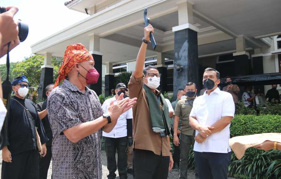 Menparekraf Sandiaga Uno bersama Direktur Utama PT Krakatau Steel, Tbk Silmy Karim meresmikan salah satu lini usaha dalam naungan KSP yang terbaru yakni restoran The Surosowan, Rabu, 22 Desember 2021.