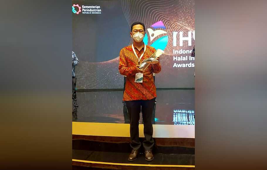 Fumihiro Kobayashi selaku Wakil Presiden Direktur PT Ajinomoto Indonesia saat menerima penghargaan Inovasi Halal Terbaik (Indonesia Halal Industry Award/IHYA 2021) untuk kategori korporasi dari Kementerian Perindustrian (Kemenperin).
