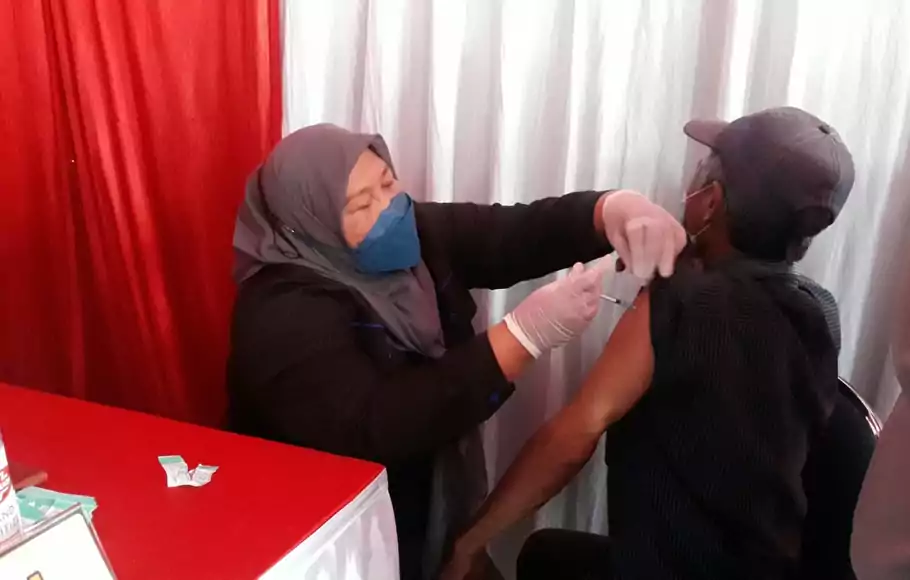 Sopir angkot terkena razia vaksin dan dilakukan vaksinasi di Terminal Baranangsiang, Kota Bogor, Sabtu (25/12/2021). 