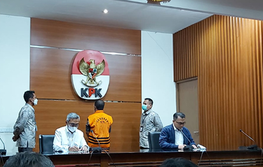 Konferensi pers penahanan pegawai Ditjen Pajak, Alfred Simanjuntak yang merupakan tersangka kasus dugaan suap pengurusan pajak di Ditjen Pajak Kemkeu, di Gedung KPK, Senin, 27 Desember 2021.