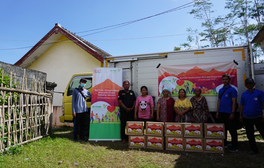 QNET menyalurkan bantuan makanan kepada korban erupsi Gunung Semeru di Kabupaten Lumajang, Jawa Timur.