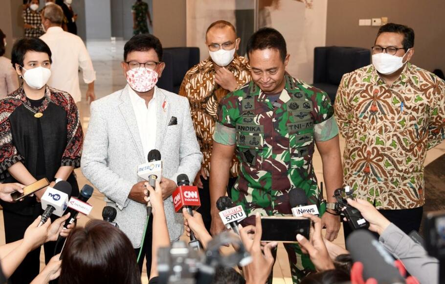 Menteri Komunikasi dan Informatika Johnny G Plate saat menerima kunjungan Panglima Tentara Nasional Indonesia, Jenderal Andika Perkasa, Selasa 28 Desember 2021.