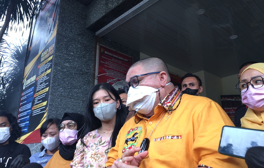 Reni Effendi (kiri), istri praktisi kesehatan kulit dan kecantikan, Richard Lee, saat menjenguk sang suami yang ditahan di Rutan Polda Metro Jaya atas kasus dugaan akses ilegal, Selasa, 28 Desember 2021. 