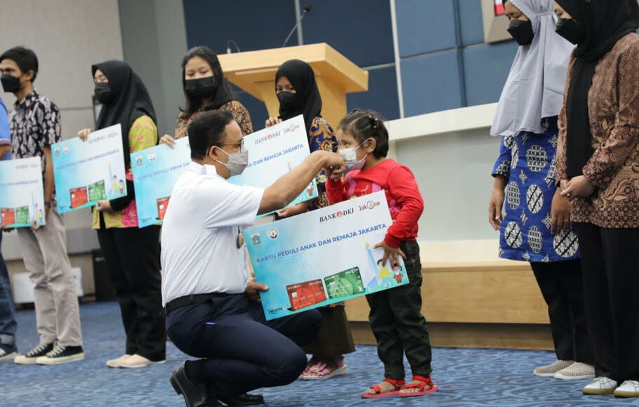 Gubernur Anies Baswedan serahkan secara simbolis Kartu Peduli Anak dan Remaja kepada penerima manfaat di Balai Kota Jakarta, Rabu, 29 Desember 2021.