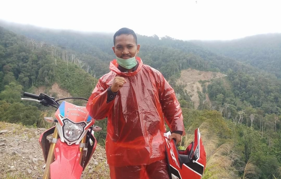 Berkeliling ke penjuru desa di Provinsi Aceh menggunakan motor trail untuk mencari anak-anak penderita bibir sumbing.