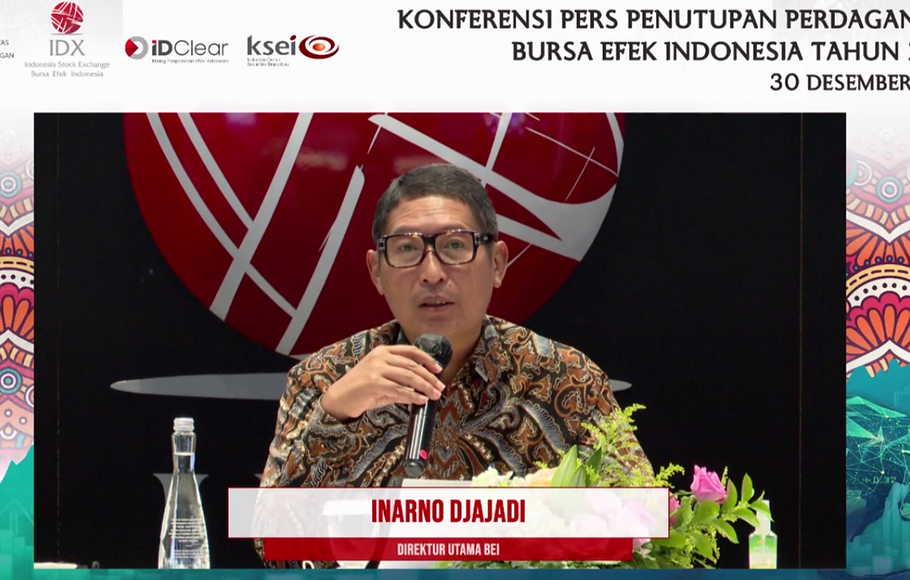 Direktur Utama Bursa Efek Indonesia (BEI) Inarno Djajadi saat konferensi pers Penutpan Perdagangan Bursa Efek Indonesia tahun 2021 secara virtual pada Kamis 30 Desember 2021