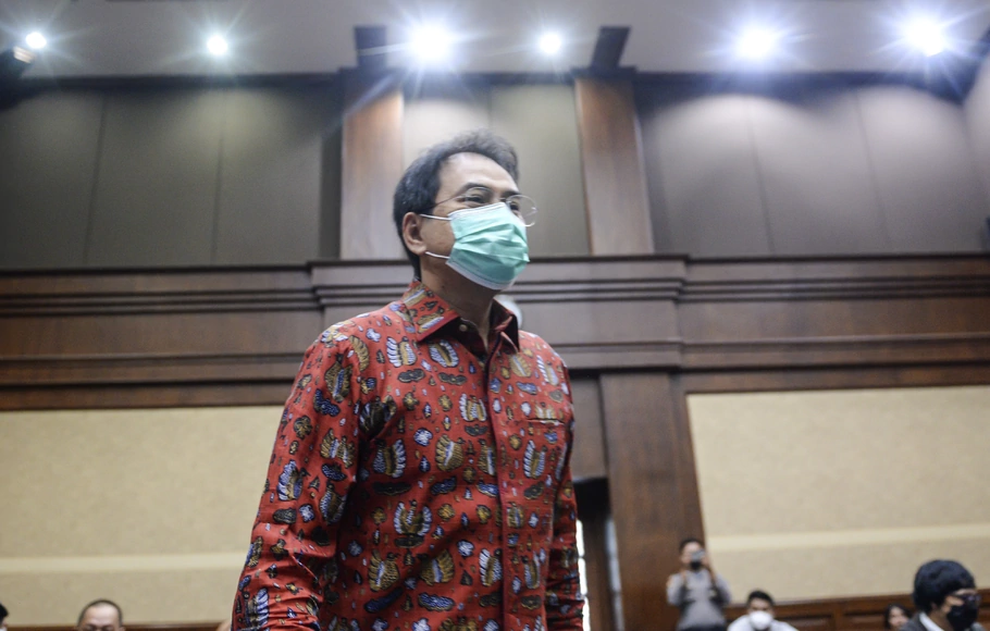 Terdakwa Azis Syamsuddin bersiap menjalani sidang lanjutan kasus suap kepada mantan penyidik KPK AKP Stepanus Robin Pattuju di Pengadilan Tipikor, Jakarta, Kamis, 30 Desember 2021.