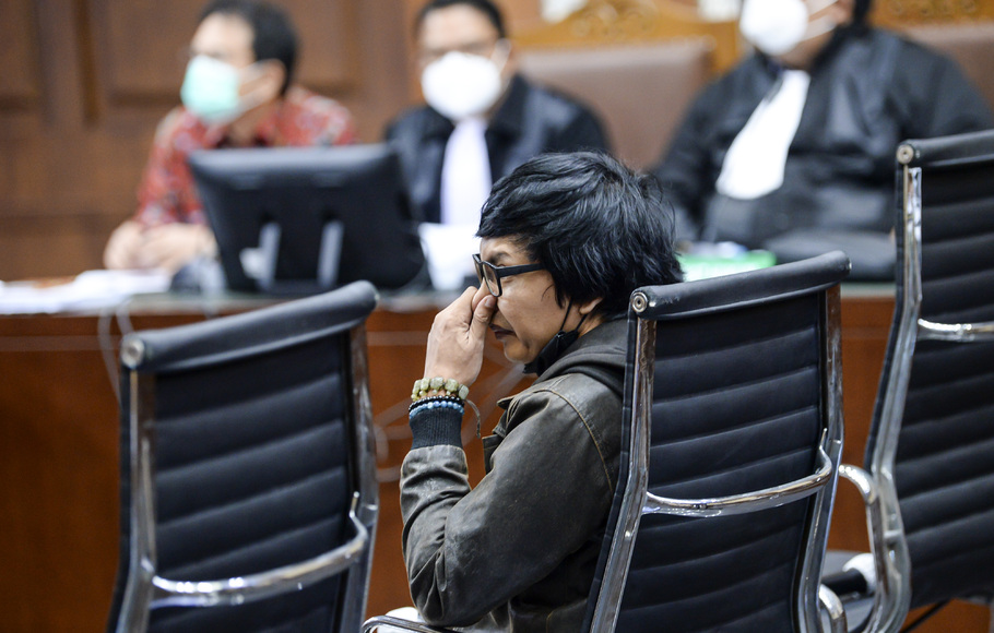 Saksi Aliza Gunado (tengah) menjalani sidang kasus suap kepada mantan penyidik KPK AKP Stepanus Robin Pattuju dengan terdakwa Azis Syamsuddin di Pengadilan Tipikor, Jakarta, Kamis, 30 Desember 2021.