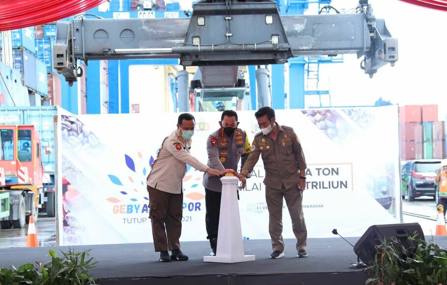 Kapolri Jenderal Listyo Sigit Prabowo bersama Menteri Pertanian Syahrul Yasin Limpo menghadiri acara Gebyar Ekspor Tutup Tahun 2021 bersama di Sulawesi Selatan, Jumat, 31 Desember 2021.