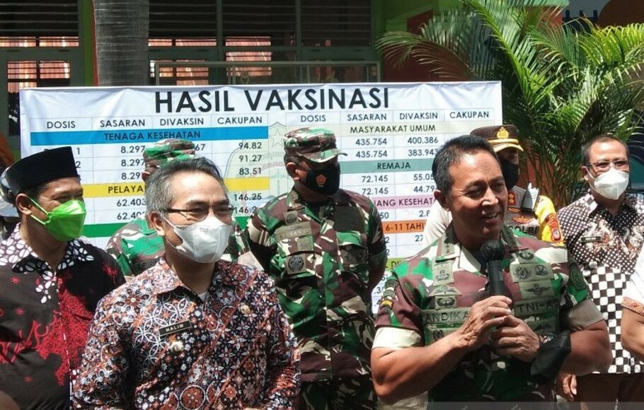 Panglima TNI Jenderal TNI Andika Perkasa saat jumpa pers usai meninjau vaksinasi Covid-19 bagi anak usia 6 sampai 11 tahun di SD Plebengan, Desa Sidomulyo, Kabupaten Bantul, DIY, Jumat, 31 Desember 2021. 