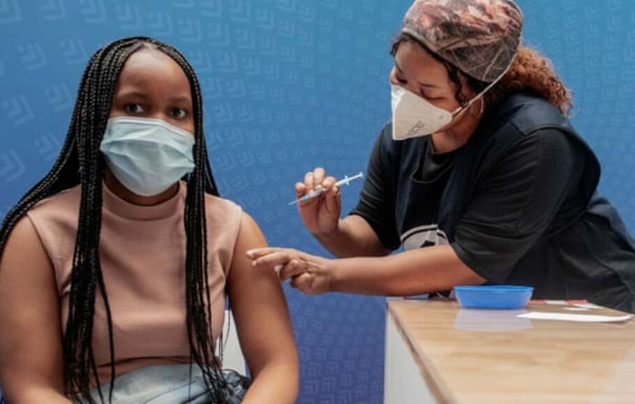 Seorang wanita menerima dosis vaksin Covid-19 di pusat vaksin, di Sandton, Johannesburg, Afrika Selatan.