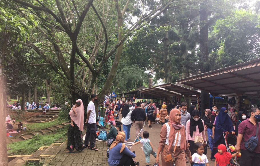 Pengunjung di Taman Margasatwa Ragunan pada 1 Januari 2022. 