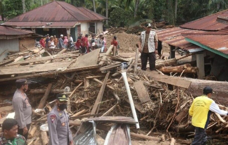 Banjir bandang di Kecamatan Batang Lubu Sutam, Kabupaten Padang Lawas, Sumatera Utara, Sabtu, 1 Januari 2022. 