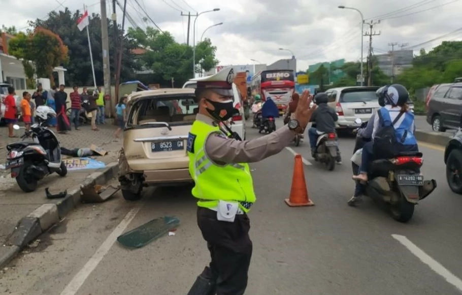 Petugas dari Satuan Lalulintas Polresta Tangerang berjaga di lokasi kecelakaan truk tronton yang menewaskan dua orang, Sabtu 1 Januari 2022. 