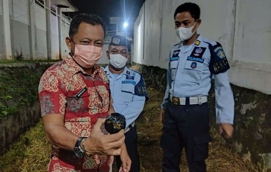 Petugas Lapas Semarang menunjukkan bola tenis berisi sabu-sabu yang dilempar dari luar tembok penjara pada Sabtu 1 Januari 2022) malam. 