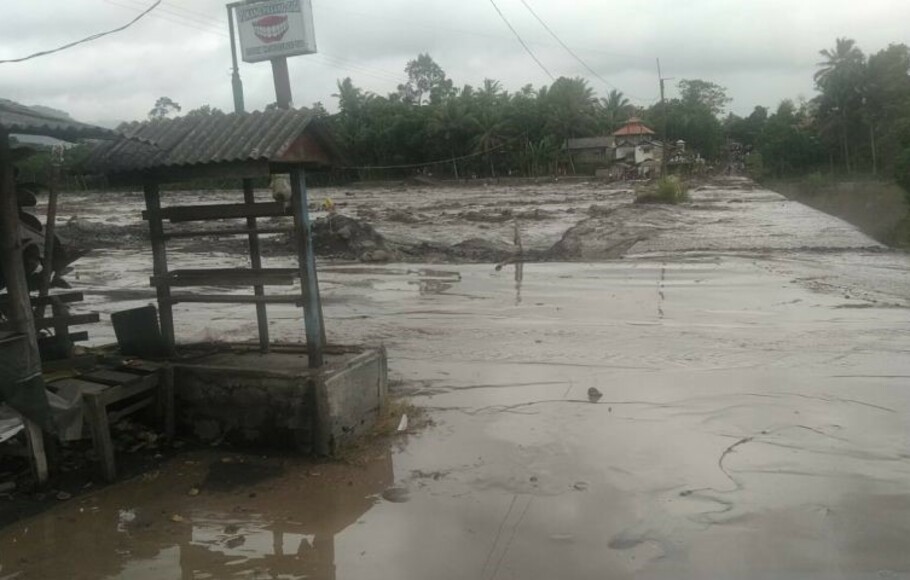 Banjir lahar dingin Gunung Semeru menerjang sejumlah kawasan di lereng gunung setempat di Kabupaten Lumajang, Jawa Timur, Minggu, 2 Januari 2021.

