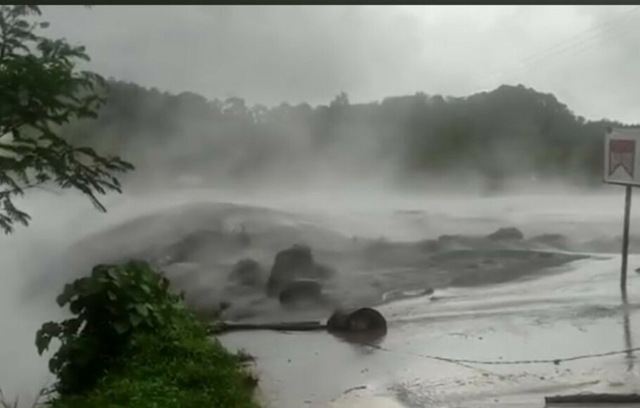 Tangkapan layar video warga saat terjadi banjir lahar dingin Gunung Semeru pada Minggu sore, 2 Januari 2022.  