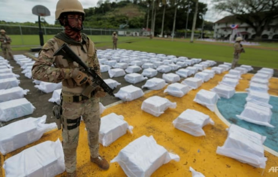 Pasukan Panama menjaga hampir 3.500 paket narkoba yang disita pada Oktober 2021.