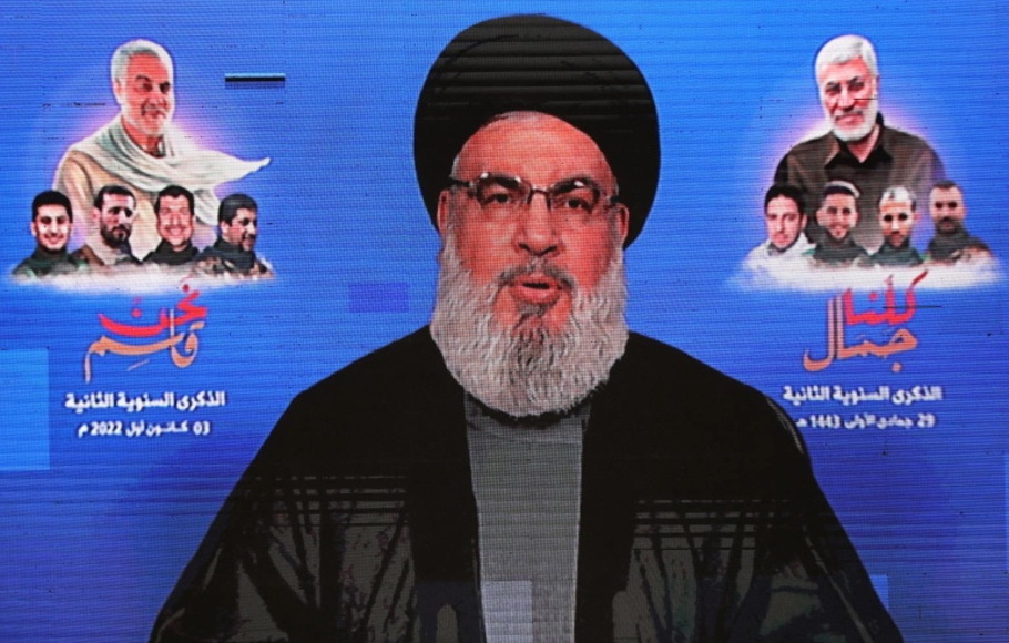 Foto pemimpin Hizbullah, Hasan Nasrallah terpampang di layar saat pidatonya yang disiarkan televisi. 