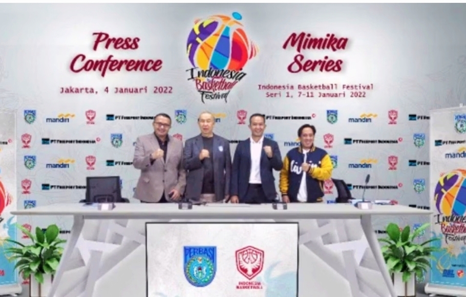 Junas Miradiarsyah selaku ketua panitia pelaksana FIBA Asia Cup 2022 dan Ketua Umum PP Perbasi, Danny Kosasih  dalam jumpa pers, Senin, 4 Januari 2022.