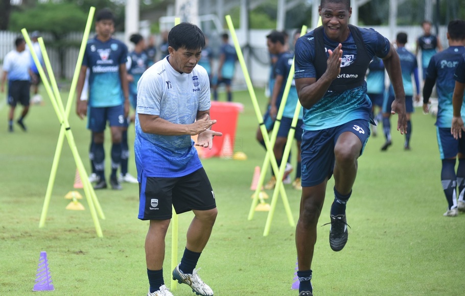 Pemain Persib Bandung, Bruno Cantanhede (kanan), saat berlatih.