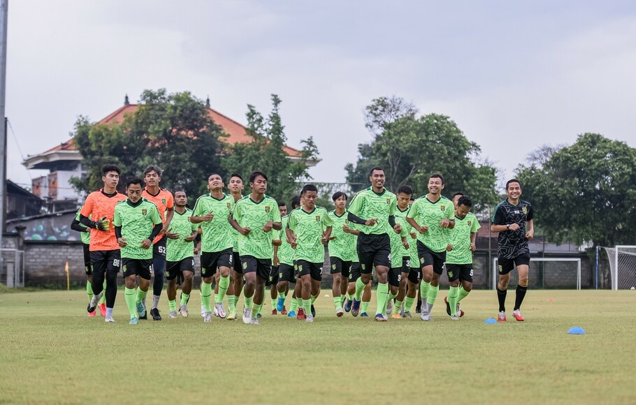 Persebaya Surabaya saat berlatih.