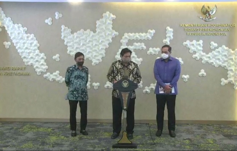 Menko Perekonomian Airlangga Hartarto (tengah) memberi keterangan pers terkait penyediaan minyak goreng dengan harga terjangkau, Rabu, 5 Januari 2022.
